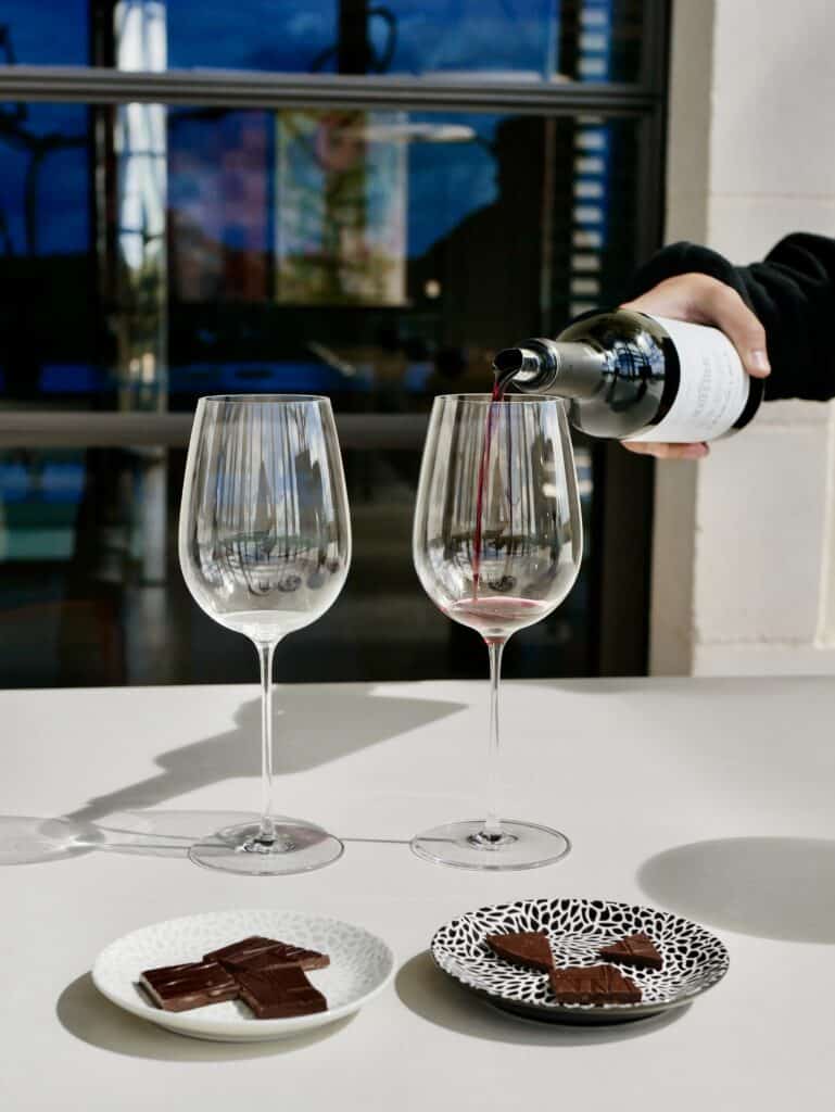 Dégustation de vin dans un domaine viticole lors d’un séjour œnologique