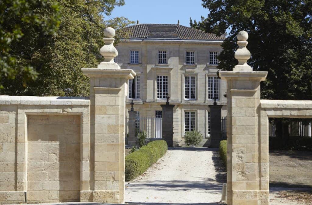 Entrée majestueuse d’un château viticole bordelais, idéale pour une visite de domaine ou un weekend œnologique au cœur du vignoble de Bordeaux