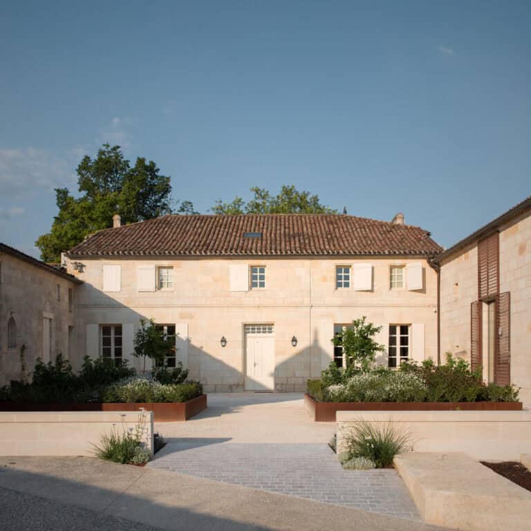 Cour intérieure élégante d’un château viticole en pierre à Bordeaux, cadre authentique pour une visite de domaine ou un weekend œnologique