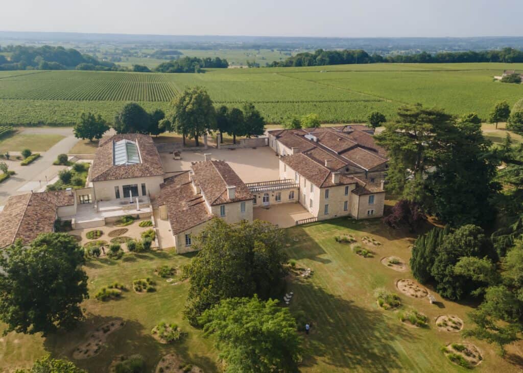 Château viticole entouré de vignes dans le vignoble de Bordeaux