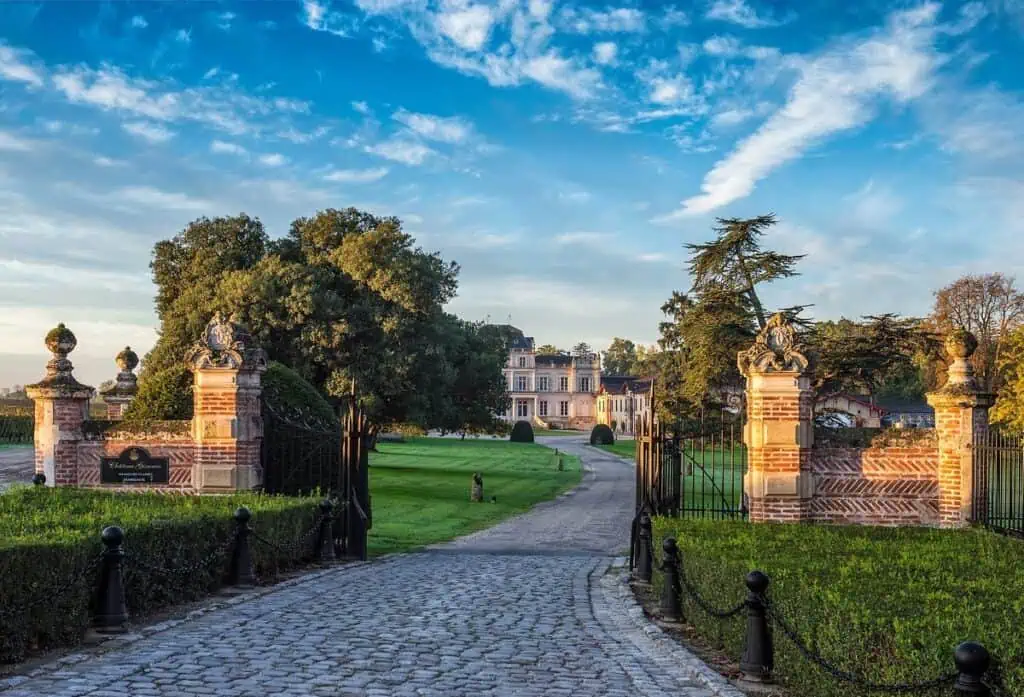 Château viticole au cœur de Margaux avec son allée bordée de vignes, étape élégante d’un séjour œnologique dans le Bordelais.