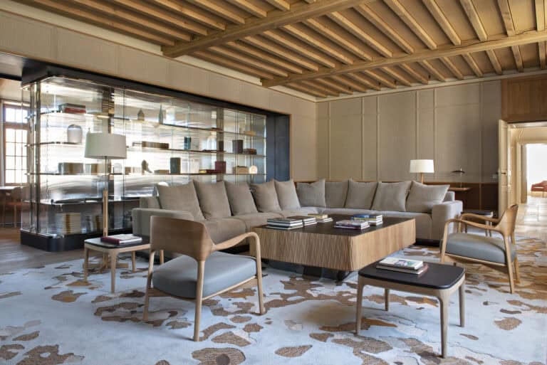 Salon élégant et contemporain d’un château viticole à Bordeaux, offrant un espace raffiné pour un weekend œnologique ou une excursion dans le vignoble