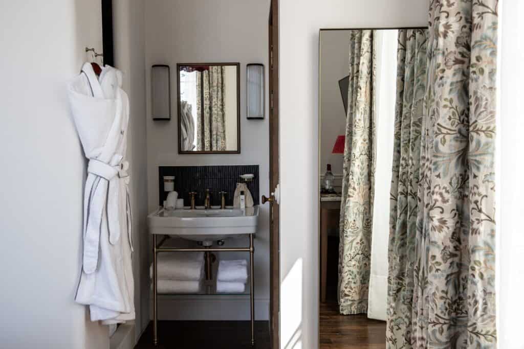 Salle de bain d’une chambre élégante dans un château viticole de Bordeaux