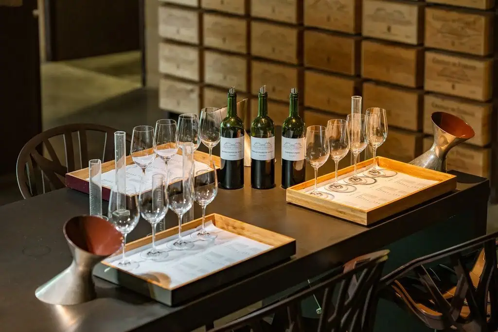 Atelier d’assemblage à Saint-Émilion dans un Grand Cru Classé avec verres de dégustation et vins